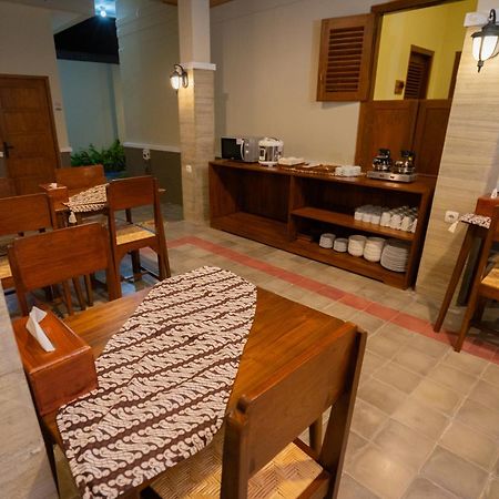Yuwono Hotel & Villa Malioboro Джокякарта Екстериор снимка