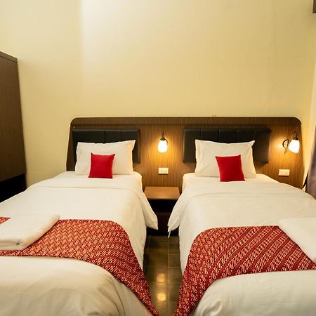 Yuwono Hotel & Villa Malioboro Джокякарта Екстериор снимка