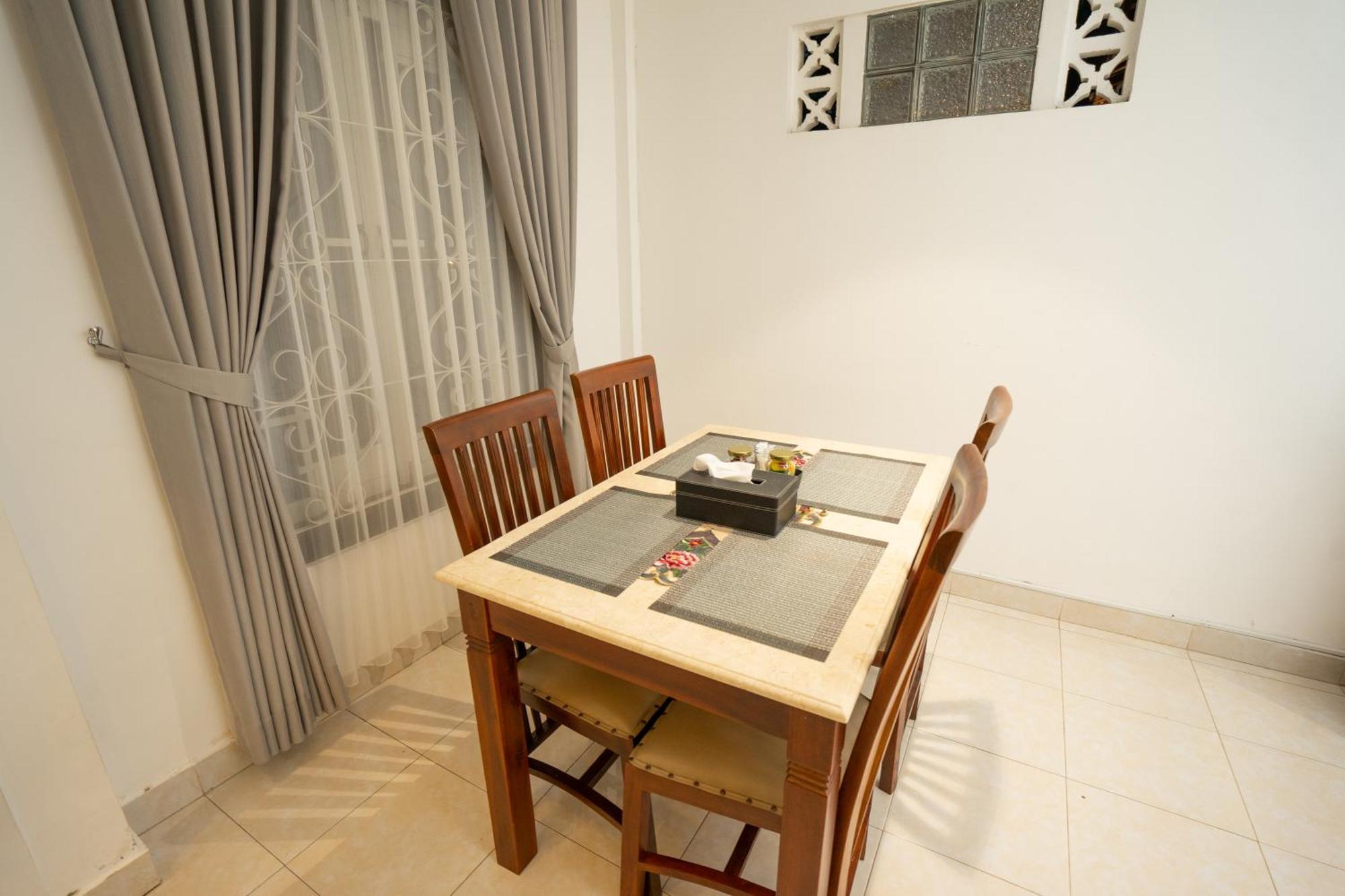 Yuwono Hotel & Villa Malioboro Джокякарта Екстериор снимка