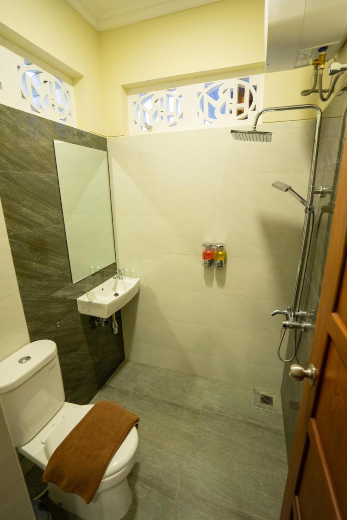 Yuwono Hotel & Villa Malioboro Джокякарта Екстериор снимка