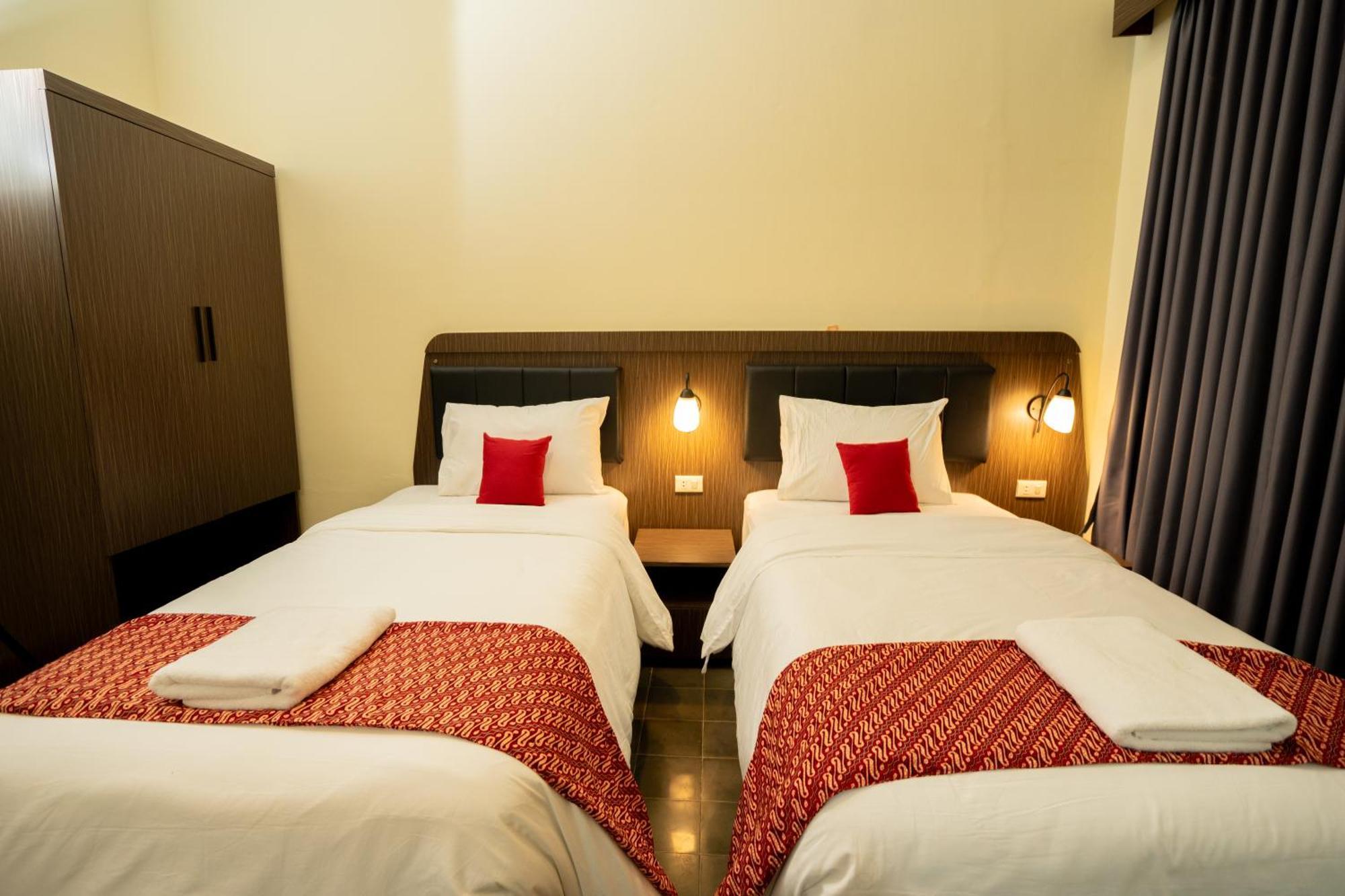 Yuwono Hotel & Villa Malioboro Джокякарта Екстериор снимка