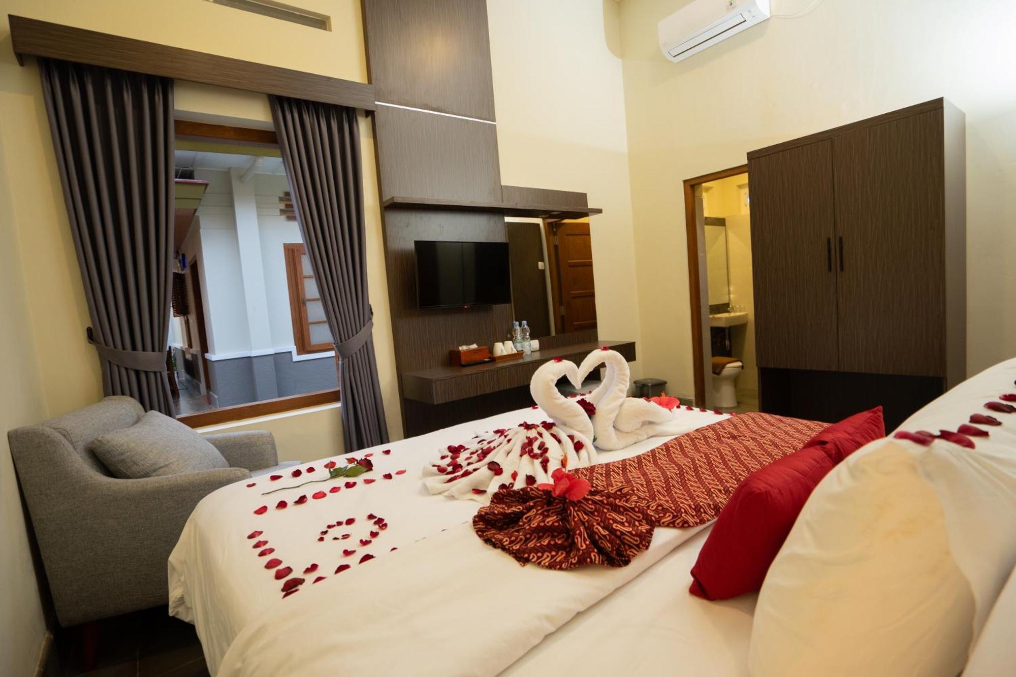 Yuwono Hotel & Villa Malioboro Джокякарта Екстериор снимка