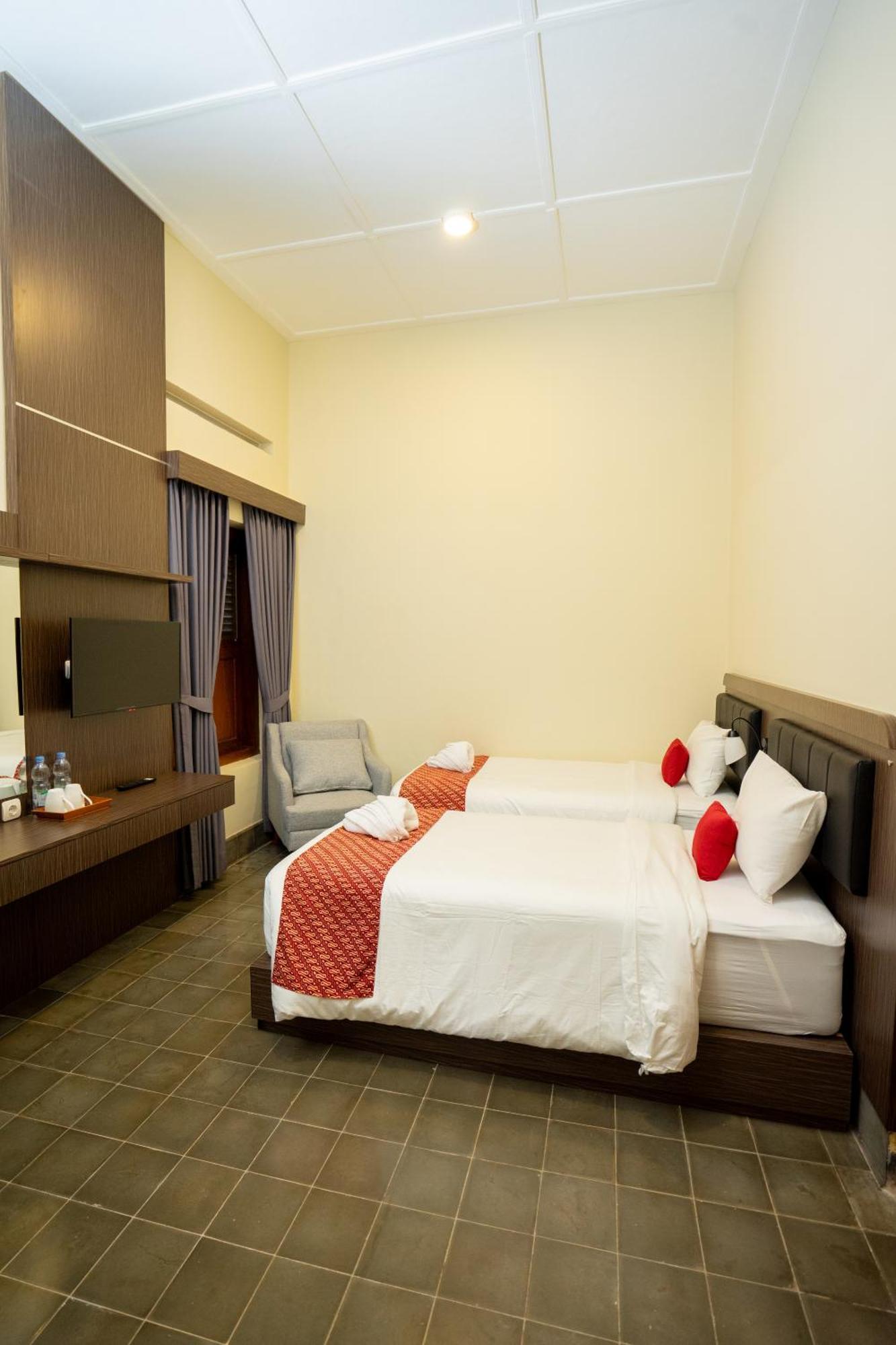 Yuwono Hotel & Villa Malioboro Джокякарта Екстериор снимка