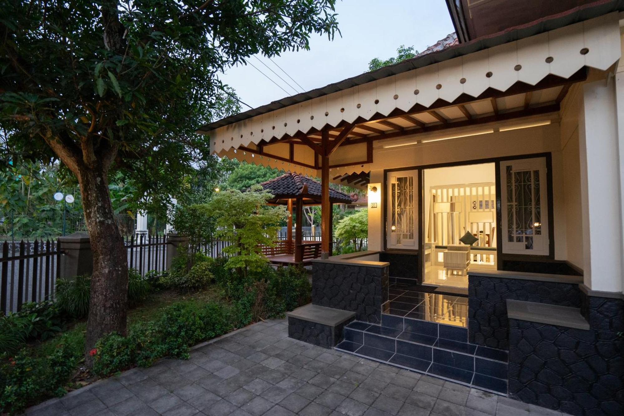 Yuwono Hotel & Villa Malioboro Джокякарта Екстериор снимка