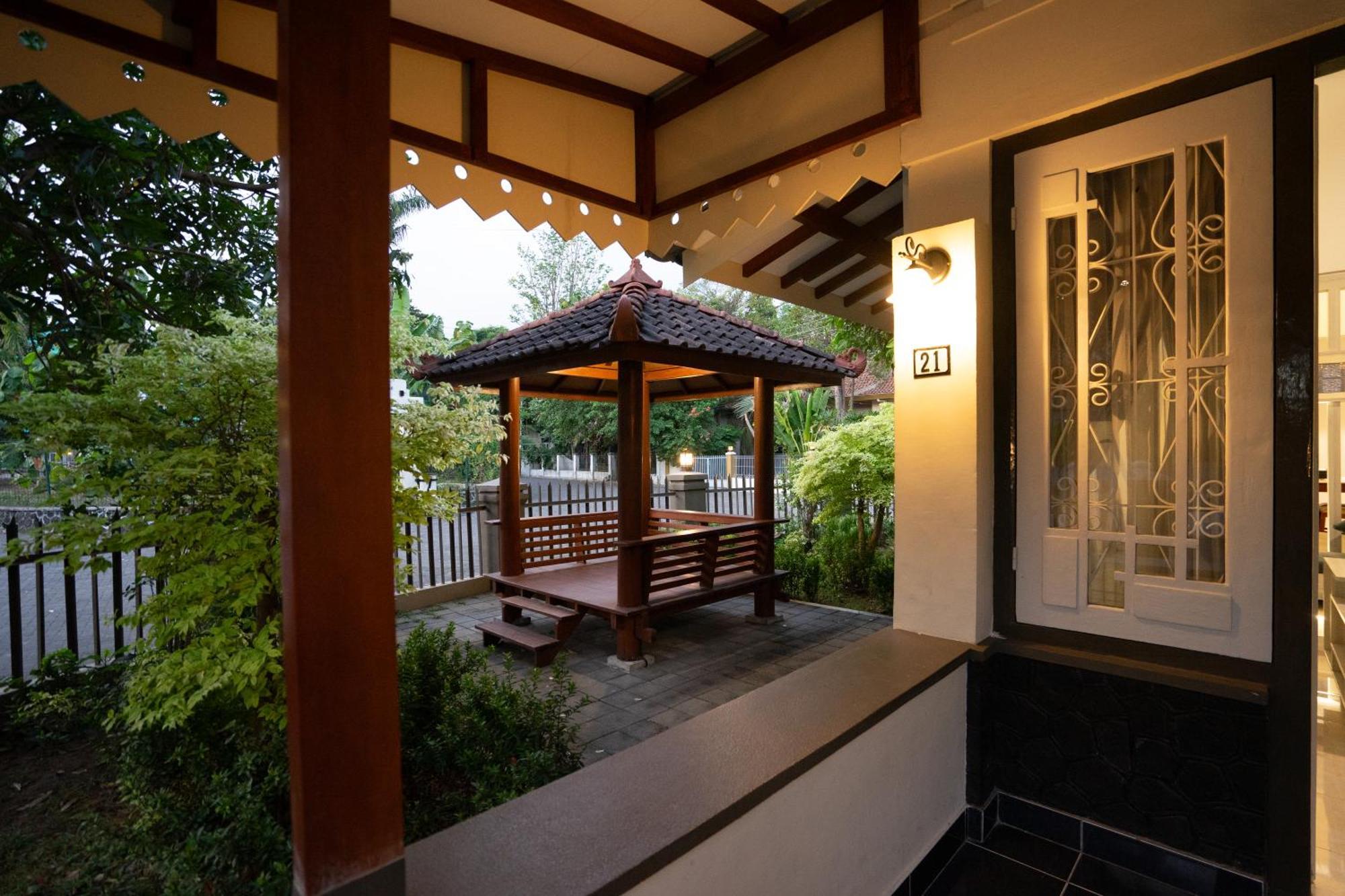 Yuwono Hotel & Villa Malioboro Джокякарта Екстериор снимка